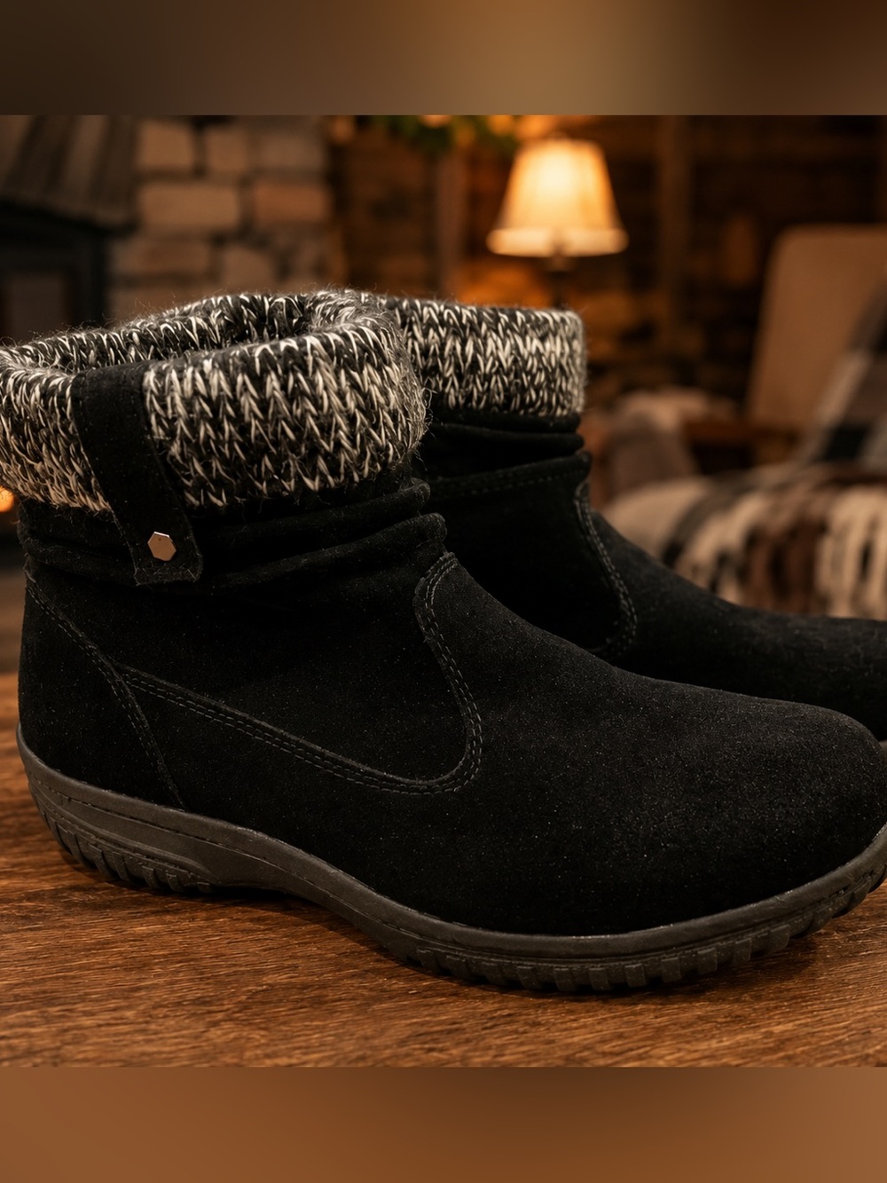 KHOMBU women’s size 9 winter boots made from leather, black suede.